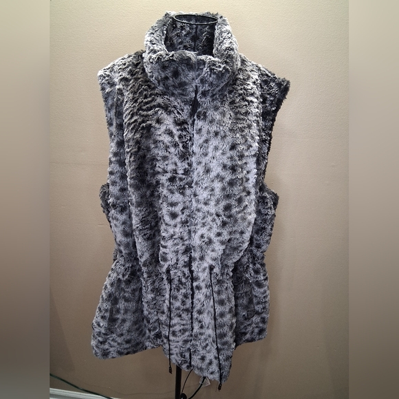 REVERSIBLE Gray Faux Fur Vest - Picture 2 of 16
